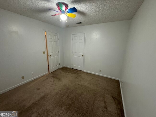 Building Photo - 205 Silver Fox Dr