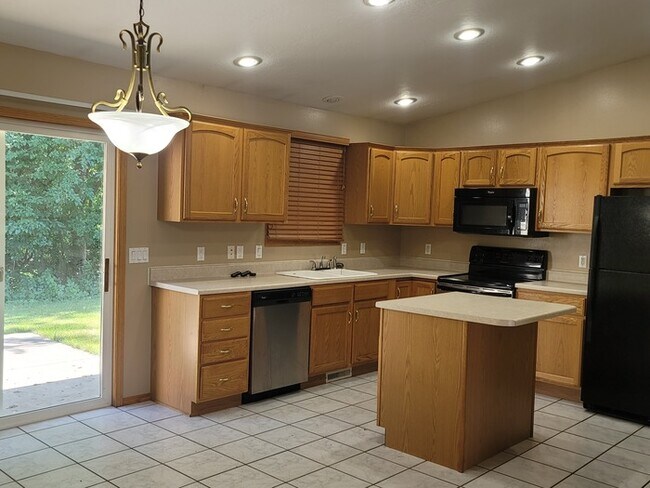 Building Photo - Three bedroom two bathroom twin home