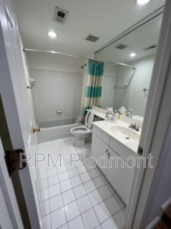 Building Photo - 220 Renaissance Pkwy NE