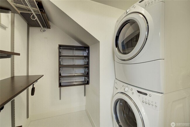Building Photo - 2Bd/1.75Ba Seattle Home