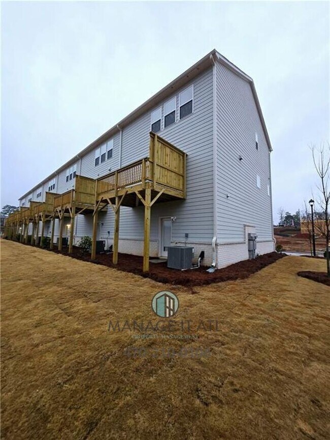 Building Photo - Beautiful End-Unit three-story townhome in Tucker