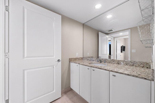 Building Photo - 600 W Las Olas Blvd