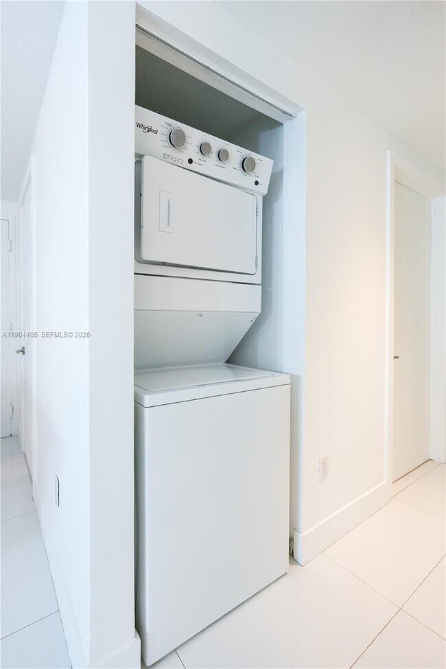 Building Photo - 1010 SW 2nd Ave