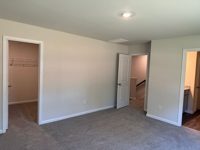 Building Photo - Lexington Townhouse - Call Lexington office for information 803-359-0793