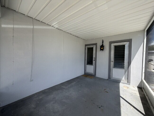 Building Photo - "Charming 1-Bed Oasis in Warm Mineral Springs - Cozy Living with 909 Sq Ft of Comfort!"