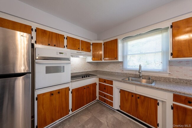 Building Photo - 831 Sycamore Ave