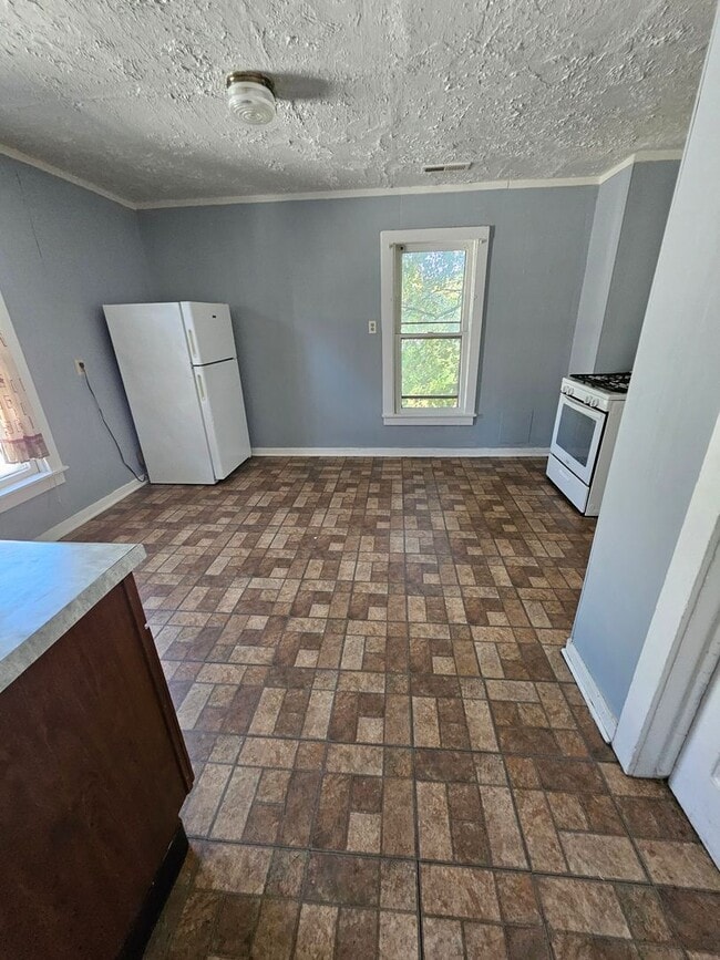 Building Photo - Upper 2 bedroom unit west side