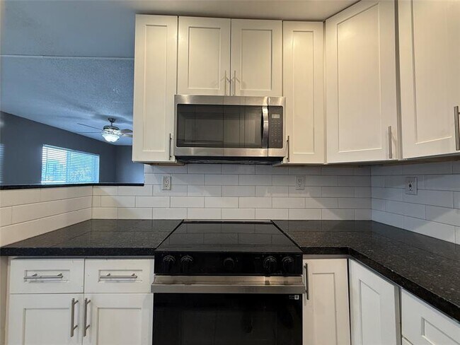 Building Photo - 530 NE 34th Ct