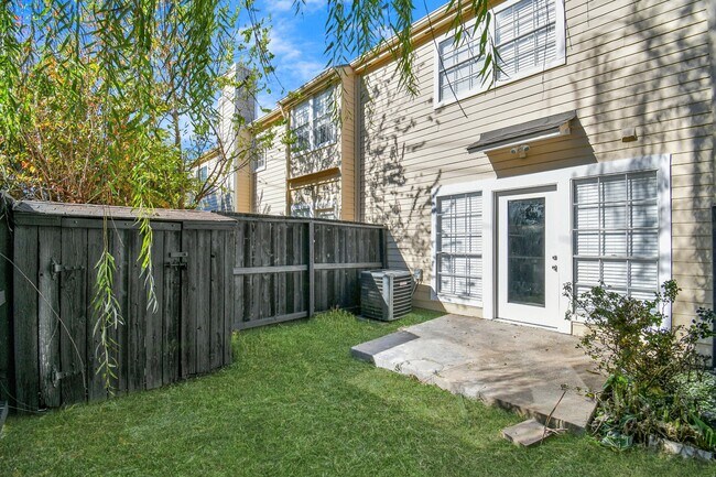 Building Photo - 2002 Gentryside Dr