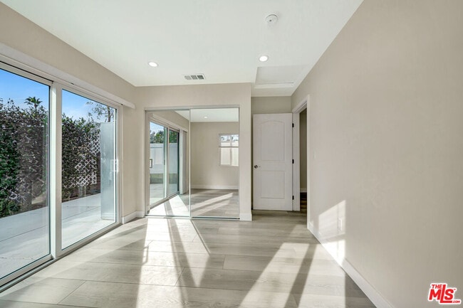 Building Photo - 10953 Whitegate Ave