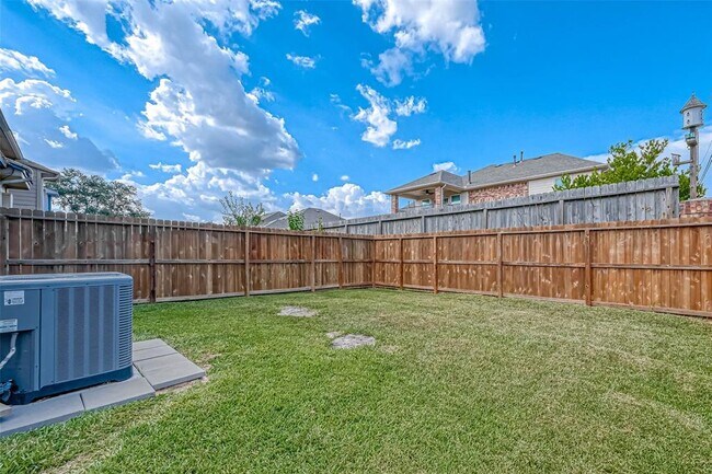 Building Photo - 502 Birdsong Dr