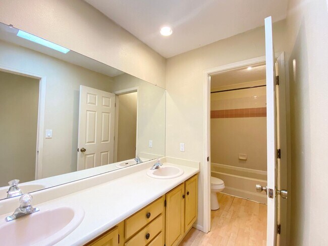 Building Photo - Spacious Home in Vista Primera