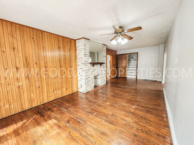 Building Photo - 4-Bedroom Home in Des Moines with Detached 2-Car Garage