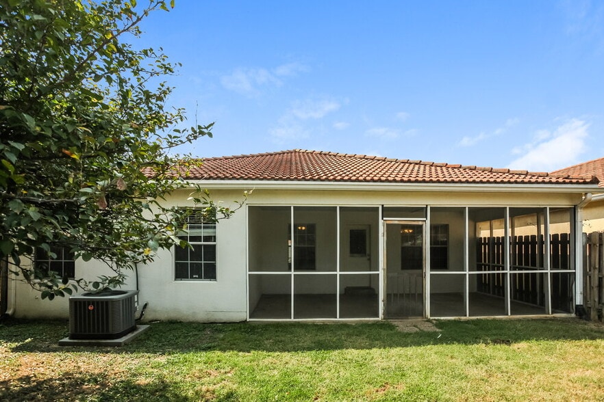 Building Photo - 7196 Atterbury Cir W