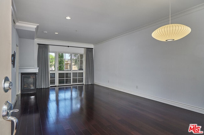 Building Photo - 851 N San Vicente Blvd