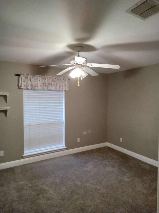 Building Photo - ****Woodlake South****MUST SEE**
