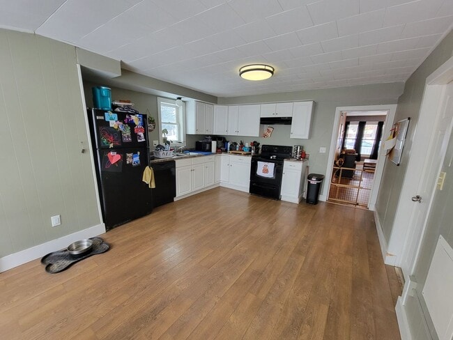 Building Photo - AVAILABLE JUNE - 3 Bed, 1 Bath Updated Home!