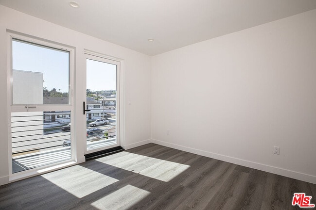 Building Photo - 1430 W 9th St