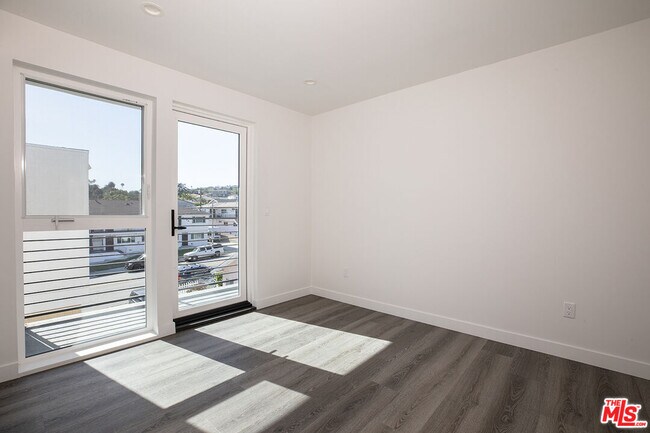 Building Photo - 1432-1432 W 9th St