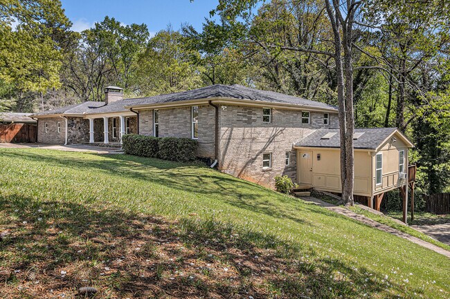 Building Photo - 2806 Chaucer Dr SW