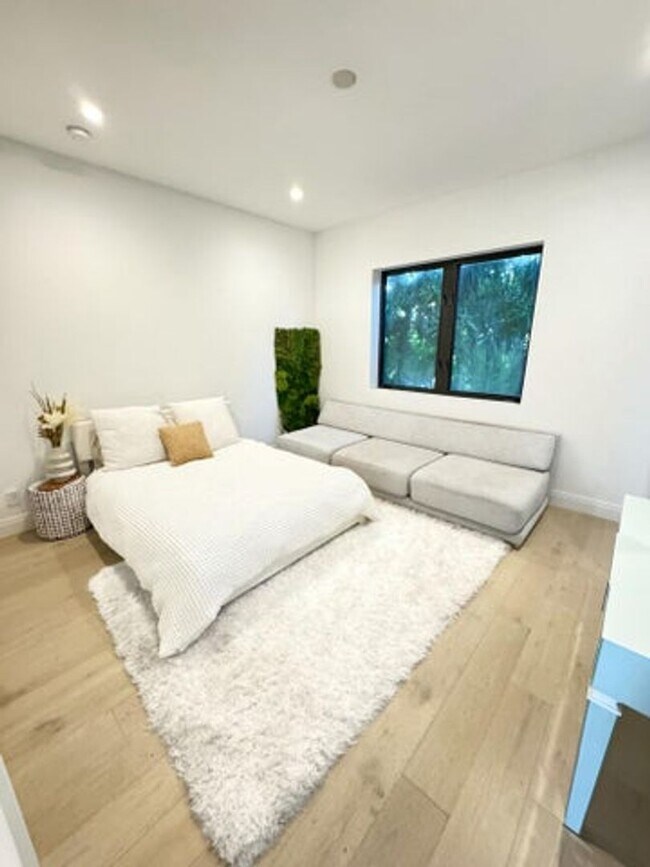 Building Photo - 703 NE 5th St