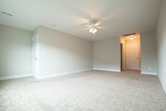 Building Photo - Pet Friendly in Eagle's Bluff!