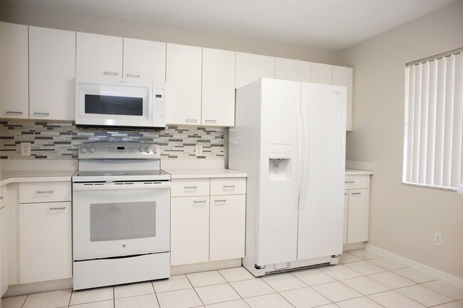 Building Photo - ANNUAL RENTAL - 2 Bedroom, 2 Bath Condo in...