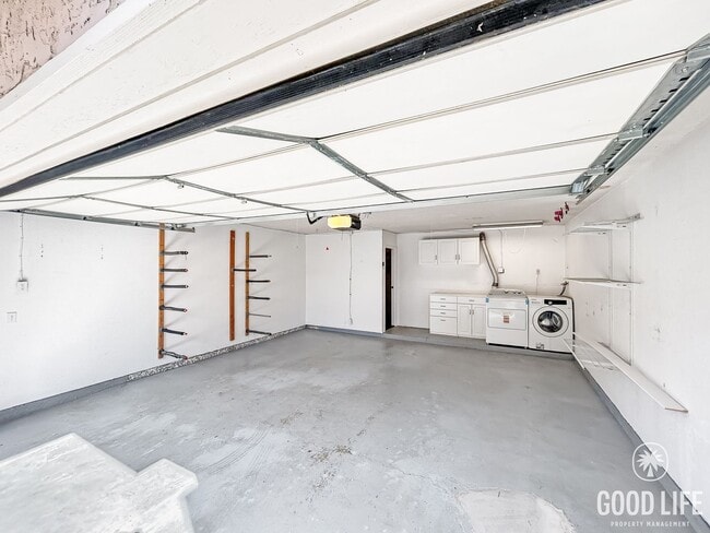 Building Photo - Beautiful 2BD/2.5BA W/ Updated Kitchen, and Attached Garage in Bay Ho!