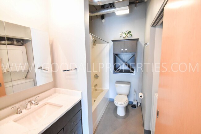 Building Photo - One Bedroom Loft Downtown (utilities Included)