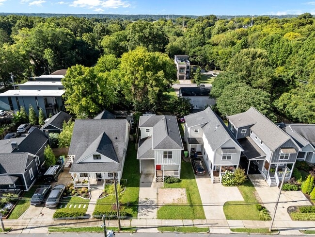 Building Photo - Modern 3 Bedroom home inside Downtown Raleigh, Fenced-in Backyard, Updated Kitchen, Pet Friendly!