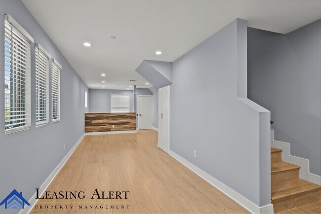 Building Photo - 1957 1/2 Vista Del Mar Ave