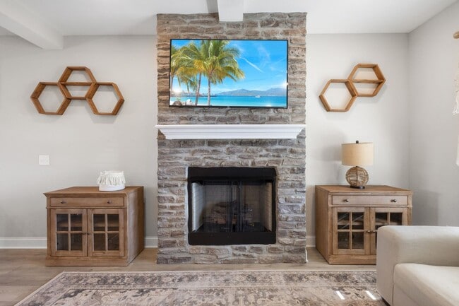 Building Photo - 5 Bedroom Pet Friendly Home For Rent!