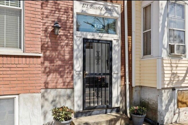Building Photo - 171 Brooks St