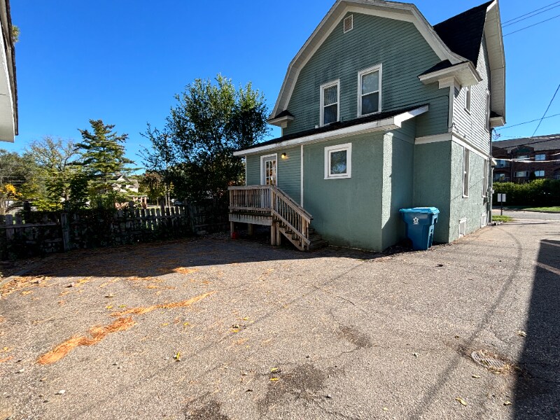 Building Photo - 645 Phillips St