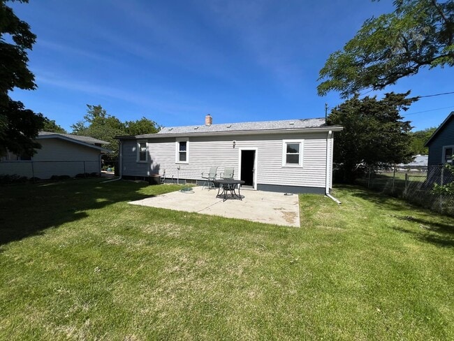 Building Photo - Charming 2 bedroom, 2 bathroom home located in East Peoria, IL.