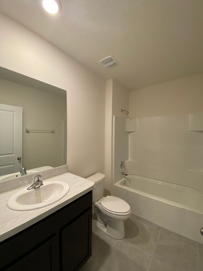 Building Photo - Desirable SE Ocala Neighborhood - Lake Dia...