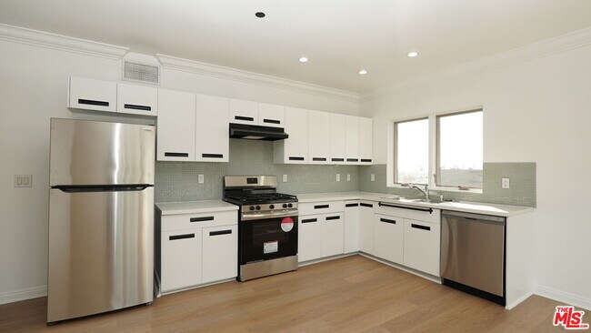 Building Photo - 930 S Robertson Blvd