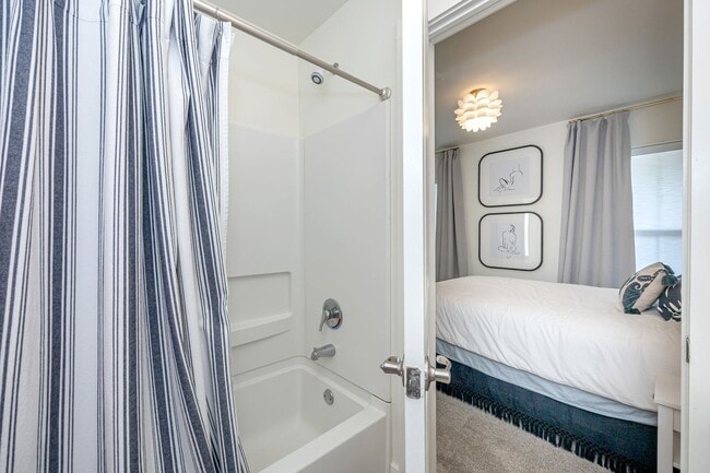 Building Photo - For Rent – 2 Bedroom, 2.5 Bath in the Hear...