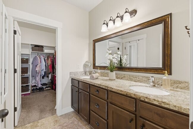 Building Photo - Beautiful Riverton Townhome in Gated Community!