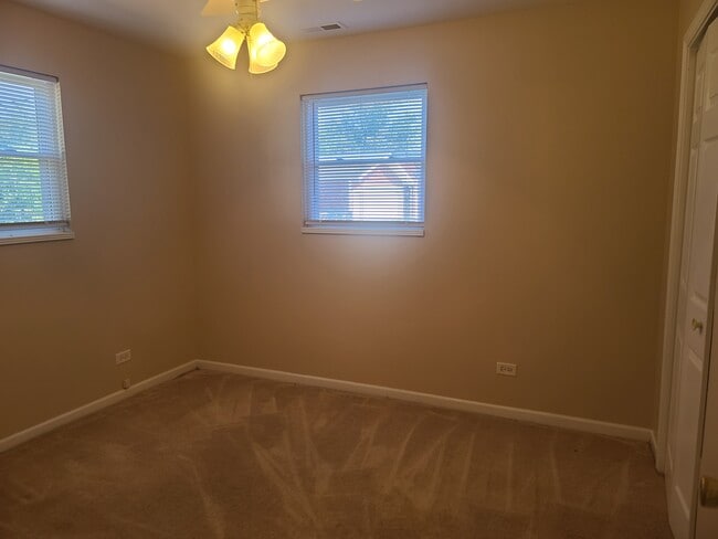 Building Photo - 28 E 14th Pl
