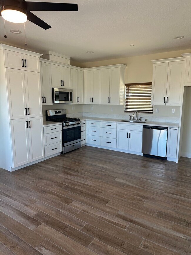 Building Photo - BRAND NEW PREMIUM APPLE VALLEY HOME