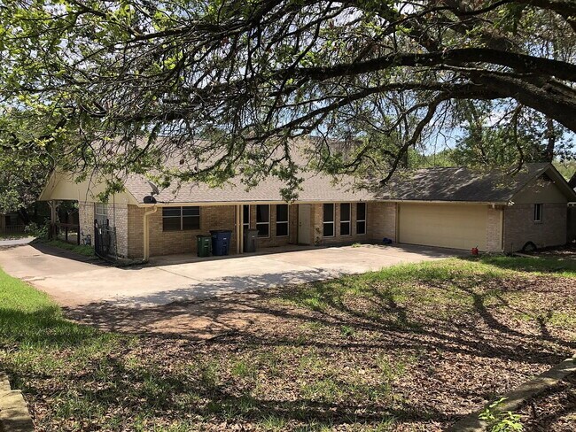 Building Photo - Spacious 5-Bedroom Home Steps from Walnut ...