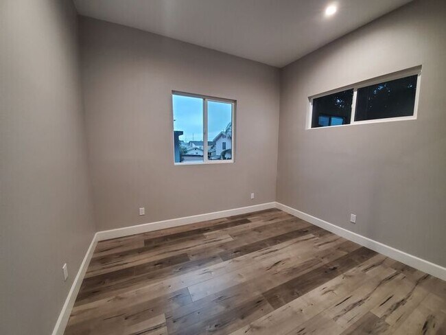 Building Photo - 4 bed 3 bath condo unit