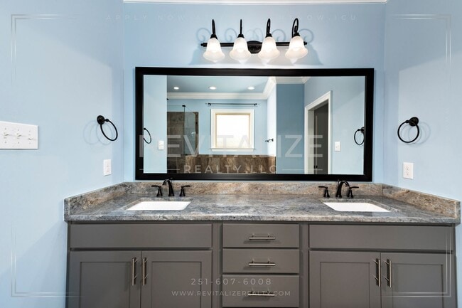 Building Photo - Stunning Luxury Home in Silverhill