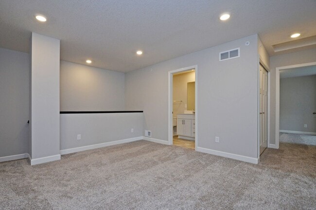 Building Photo - Beautiful 3-Bed 3-Bath Townhome in Blaine!