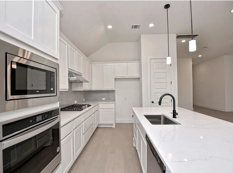 Building Photo - 2233 Nates Pl