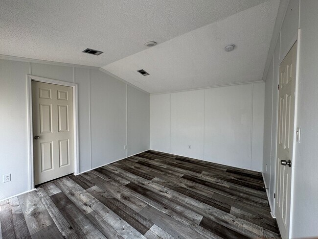Building Photo - 16206 Wood Dr