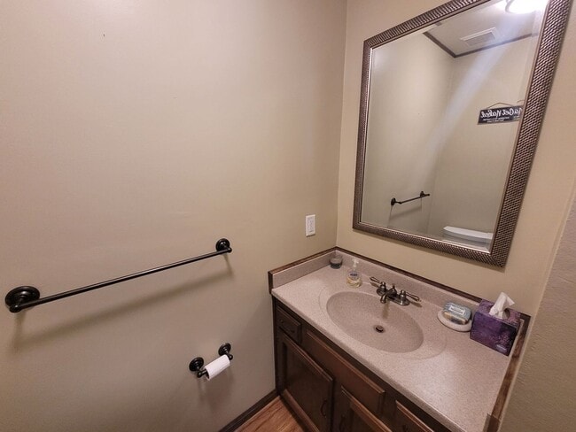 Building Photo - 2 Bedroom, 2.5 Bath Condo with with Ocean ...