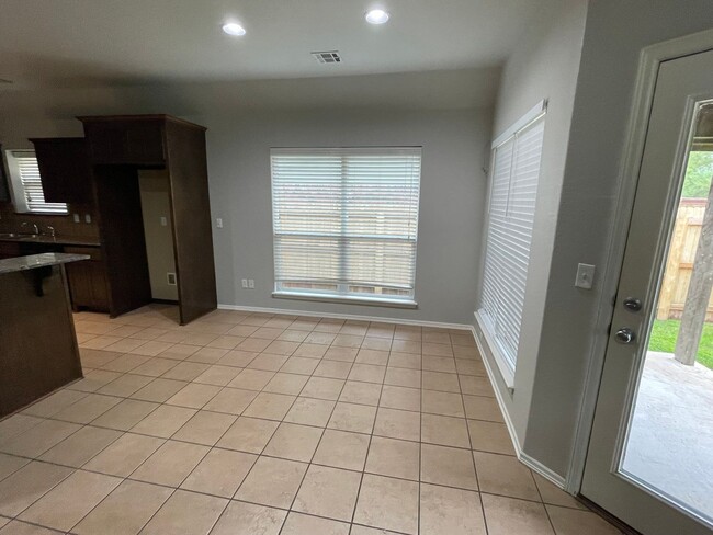 Building Photo - JENKS SCHOOLS - 3 bed with study and formal dining!!