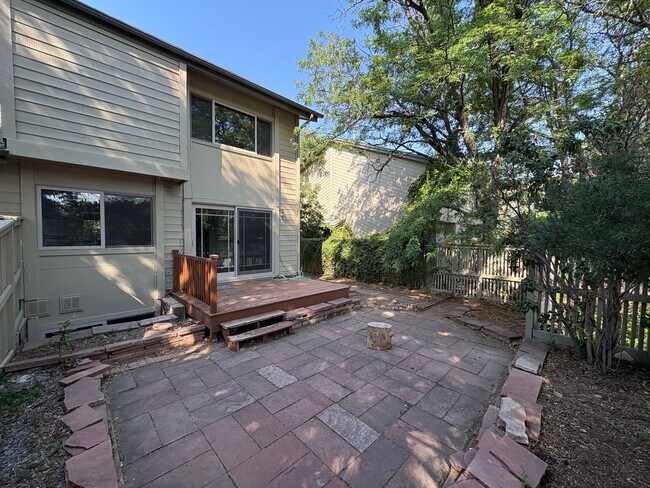 Building Photo - 4 Bed 3.5 Bath Wonderland Hill Townhouse